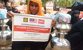 Relawan HALUAN Agih Kit Kebersihan Diri Kepada Pelarian Rohingya
